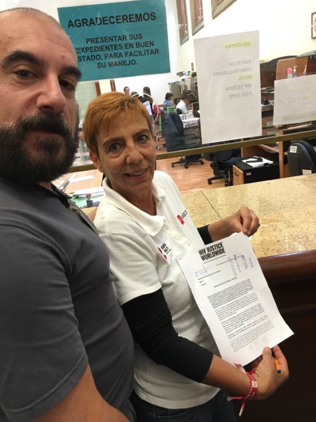 Edwin Bernard (HIV JUSTICE WORLDWIDE) and Patricia Ponce (Grupo Multisectorial Veracruz) presenting the letter to Supreme Court of the Nation, Mexico City.